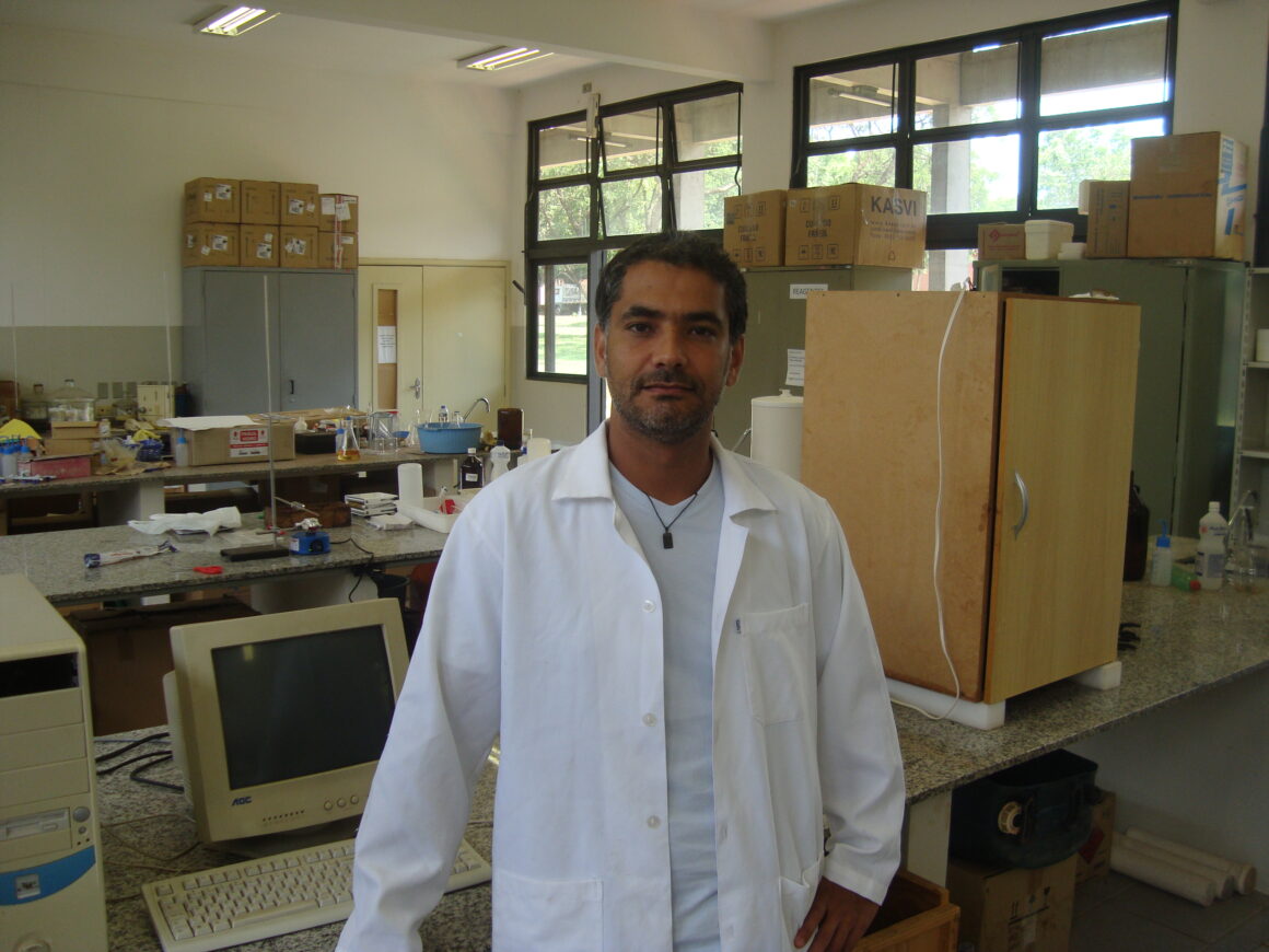 Sílvio na Universidade de Barcelona, onde fez pós-doutorado, em 2010 (Foto: Arquivo pessoal)