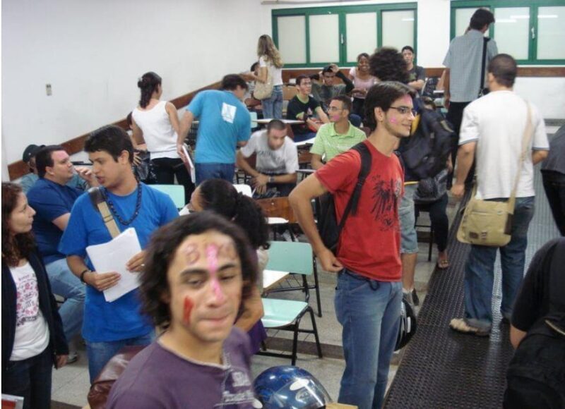 Registro dela com sua turma no primeiro dia de aula da graduação