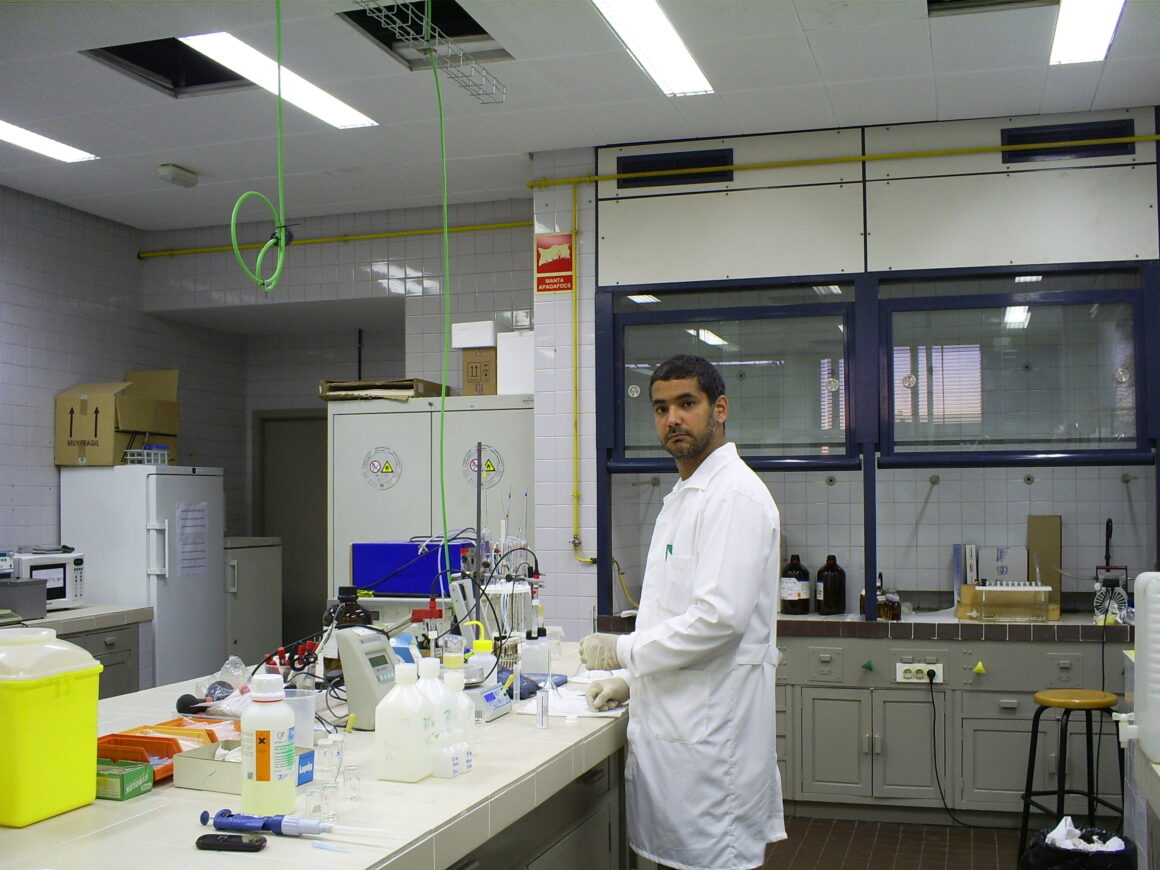 Sílvio em laboratório de pesquisa, em 2012 (Foto: Arquivo pessoal)