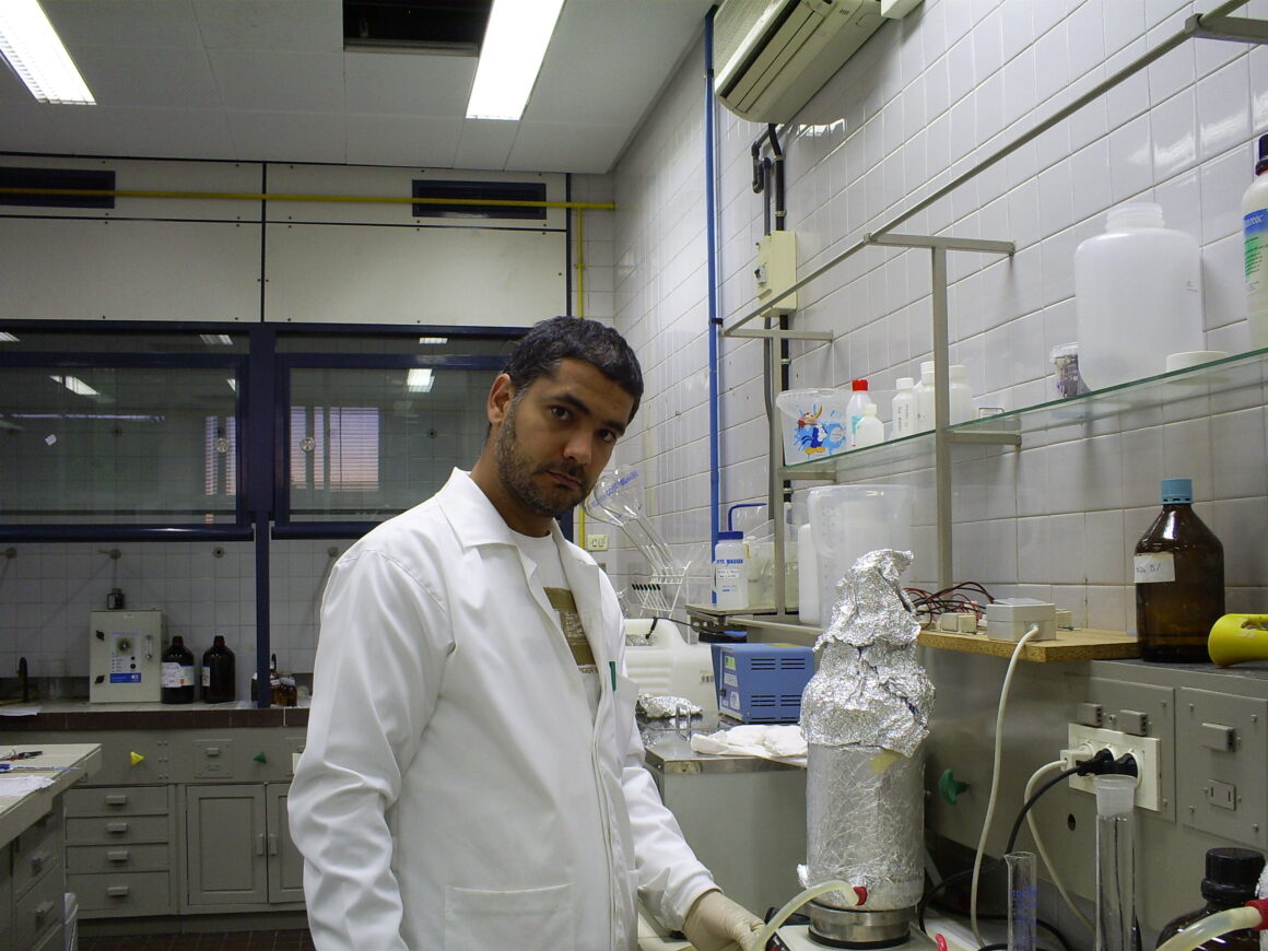 Sílvio em laboratório de pesquisa, em 2012 (Foto: Arquivo pessoal)