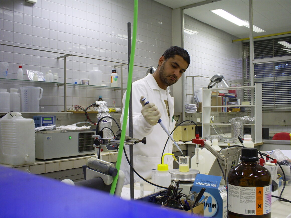 Sílvio em laboratório de pesquisa, em 2012 (Foto: Arquivo pessoal)