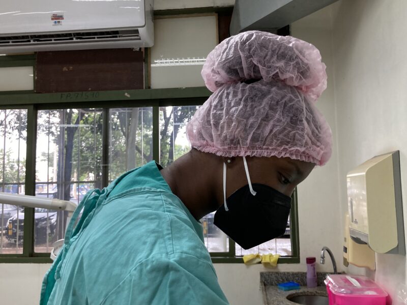 Rusylene organizando seus materiais após dia de atendimentos na clínica escola da UFMS