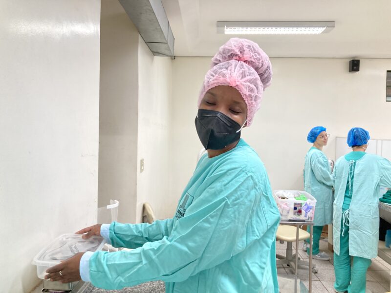 Rusylene organizando seus materiais após dia de atendimentos na clínica escola da UFMS