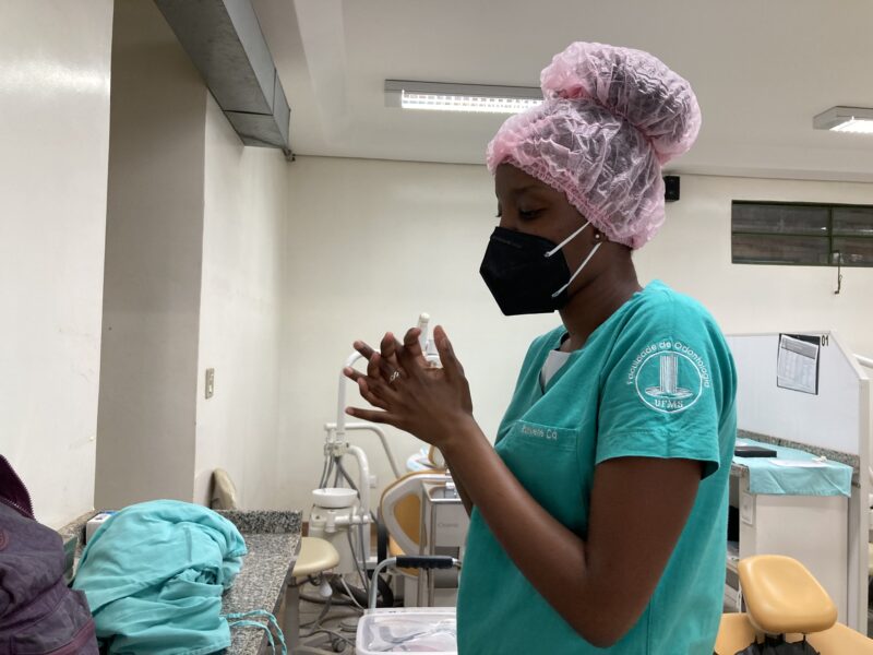 Rusylene organizando seus materiais após dia de atendimentos na clínica escola da UFMS